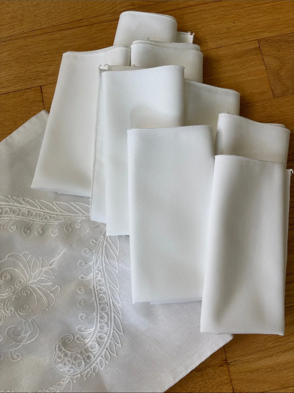 TABLE RUNNER nwot bundle embroidered & lined with 8 new white napkins